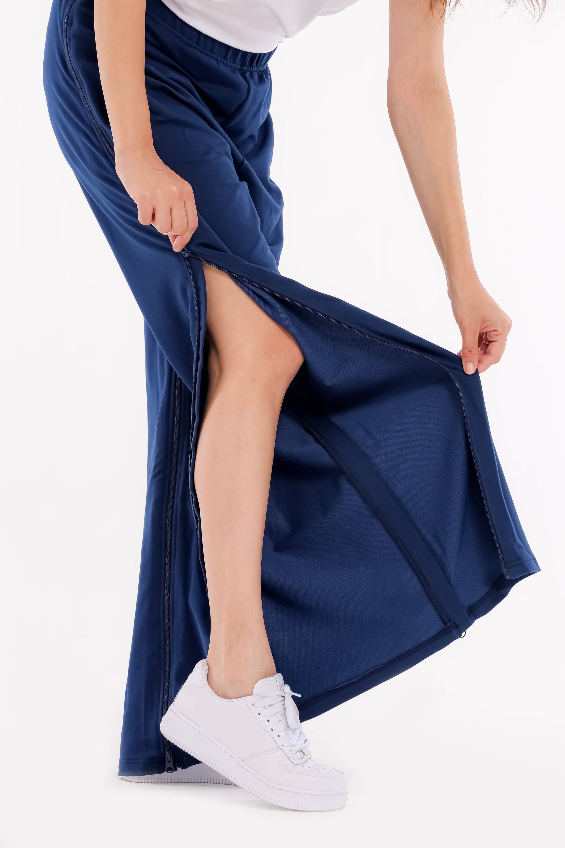 ComfortCure Adaptive Pflegehose für bettlägerige Patienten - mit Reißverschluss, Navy, Vorderansicht, Reißverschluss am Bein ganz geöffnet