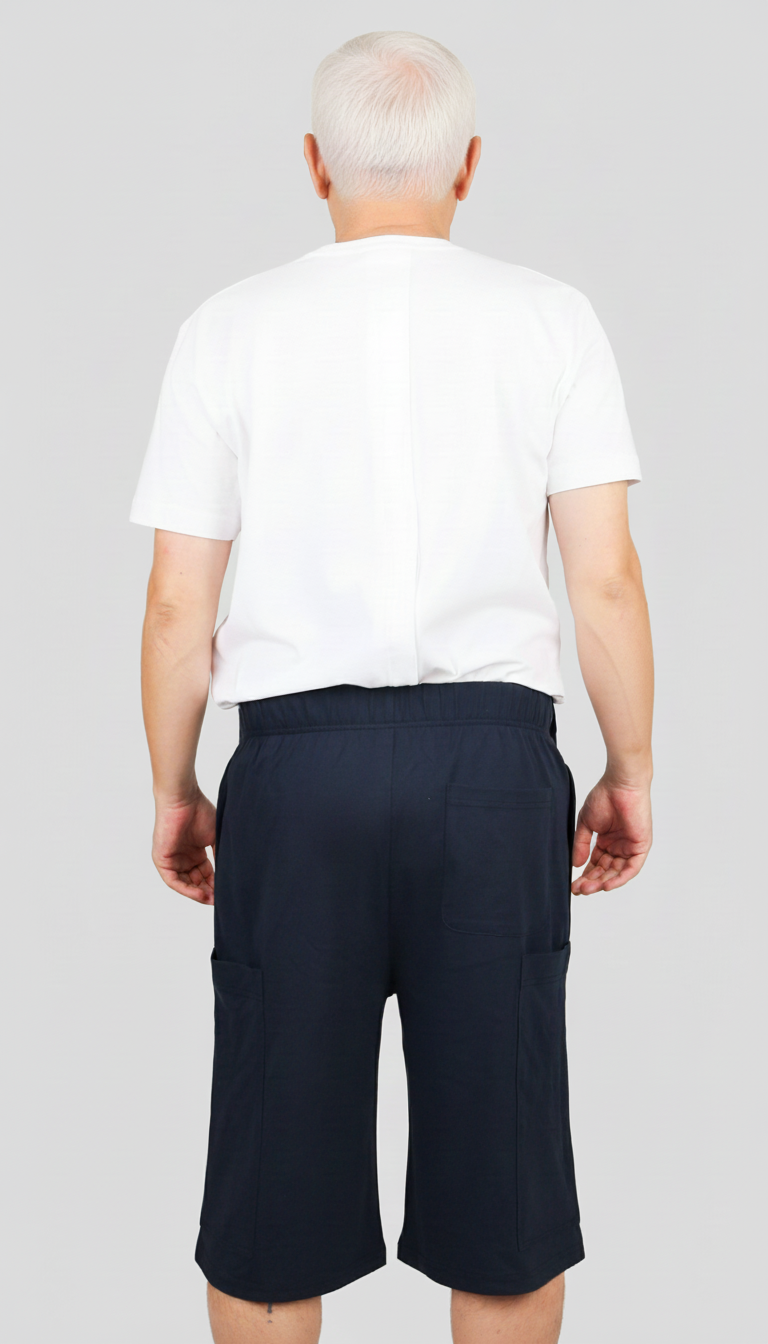 ComfortCure Adaptive Pflegeshorts für Prostatapatienten (mit Beintaschen), Schwarz, Rückansicht mit elastischem Bund, Gesäßtasche und Beintaschen