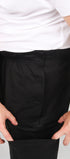 ComfortCure Adaptive Pflegehose für Prostatapatienten (mit Beintaschen), Schwarz, Detailansicht, Hände öffnen den seitlichen Klettverschluss