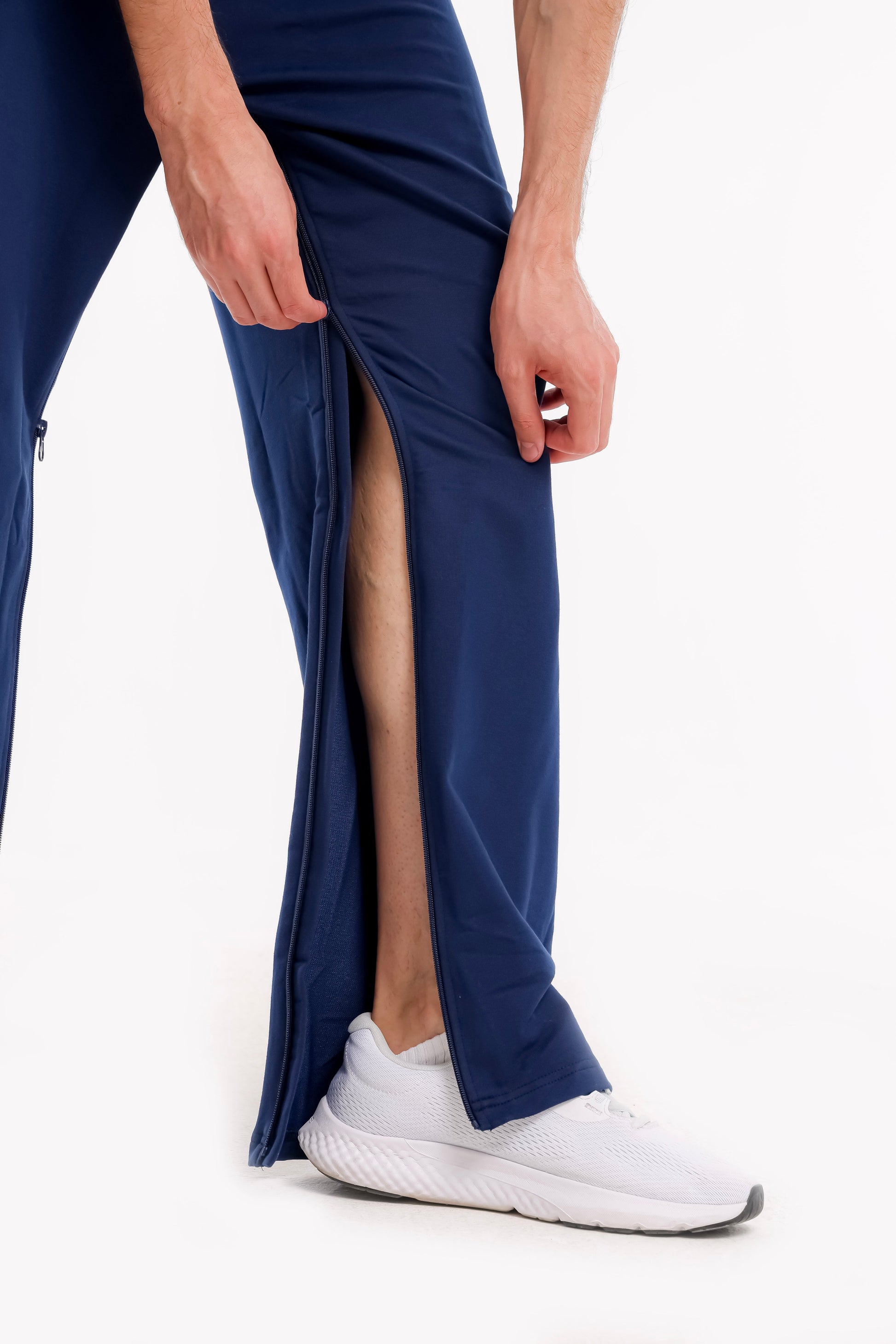 ComfortCure Adaptive Pflegehose für bettlägerige Patienten - mit Reißverschluss, Navy, Detailansicht, seitlicher Reißverschluss am Bein teilweise geöffnet