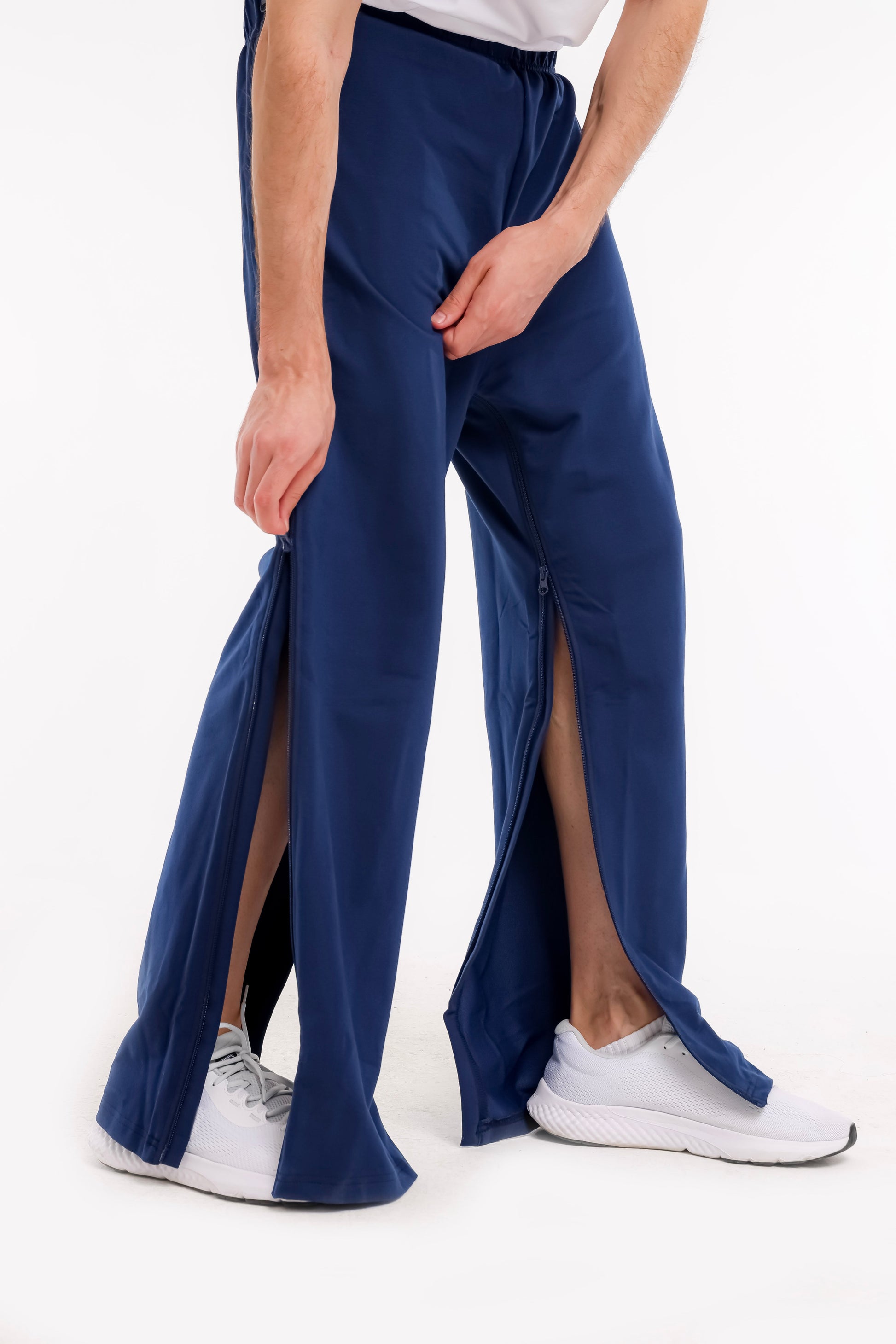 ComfortCure Adaptive Pflegehose für bettlägerige Patienten - mit Reißverschluss, Navy, Vorderansicht, seitliche Reißverschlüsse an beiden Beinen von unten geöffnet