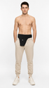 ComfortCURE StomaSecure™ Ostomie-Stützgürtel, Schwarz, Vorderansicht am barhäutigen Modell über beiger Jogginghose