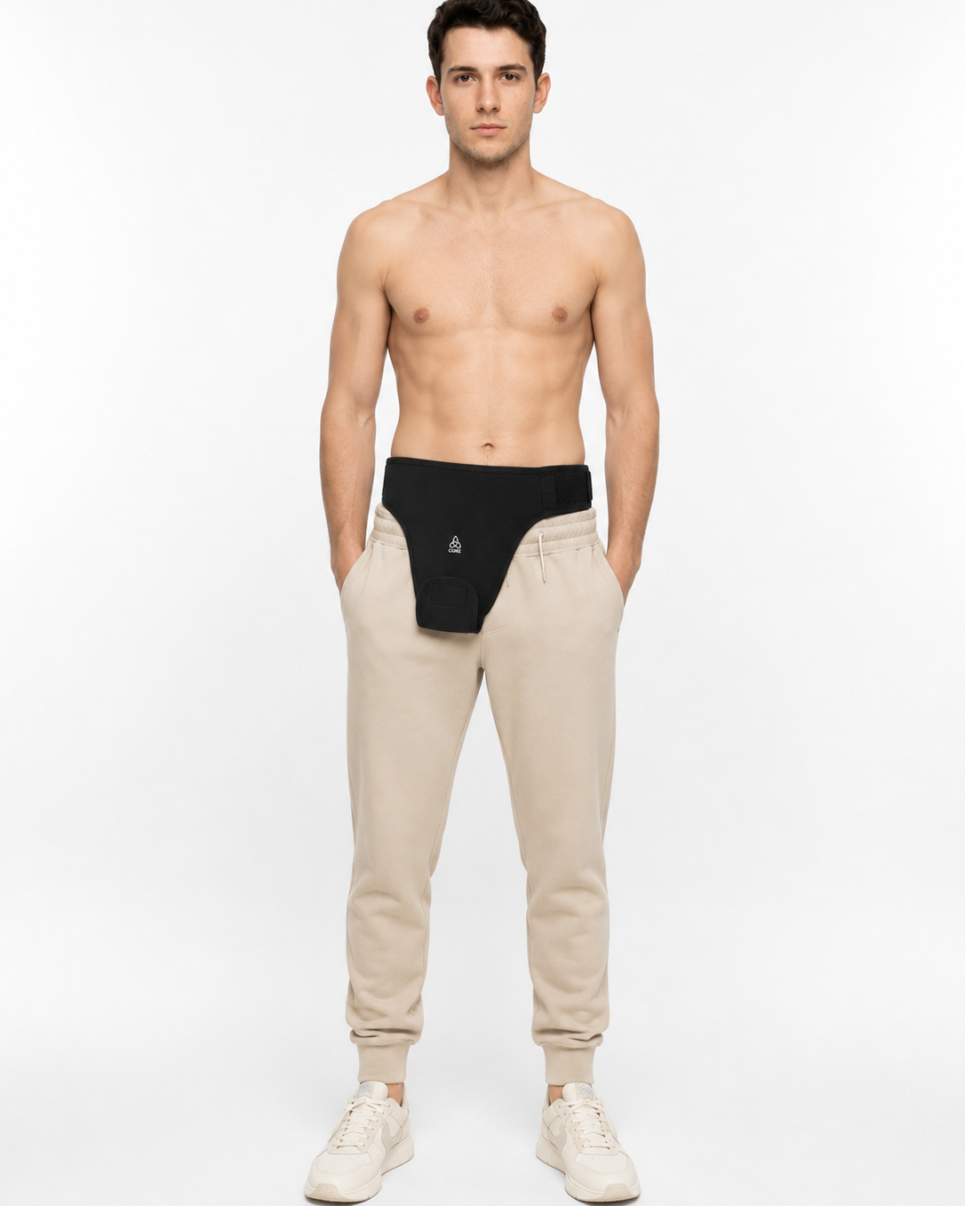 ComfortCURE StomaSecure™ Ostomie-Stützgürtel, Schwarz, Vorderansicht am barhäutigen Modell über beiger Jogginghose