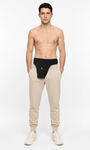 ComfortCURE StomaSecure™ Ostomie-Stützgürtel, Schwarz, Vorderansicht am barhäutigen Modell über beiger Jogginghose