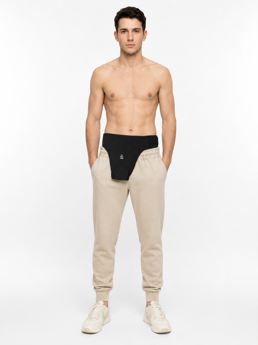 ComfortCURE StomaSecure™ Ostomie-Stützgürtel, Schwarz, Vorderansicht am barhäutigen Modell über beiger Jogginghose