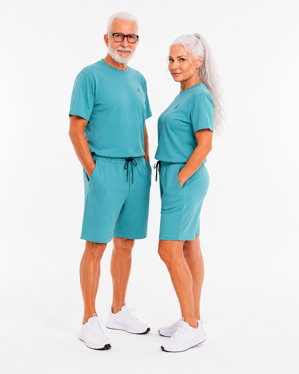 ComfortCure Adaptiver Kurzarm-Pflegeoverall für die Alzheimer- und Demenzpflege, Grün, Vorderansicht zweier Modelle nebeneinander
