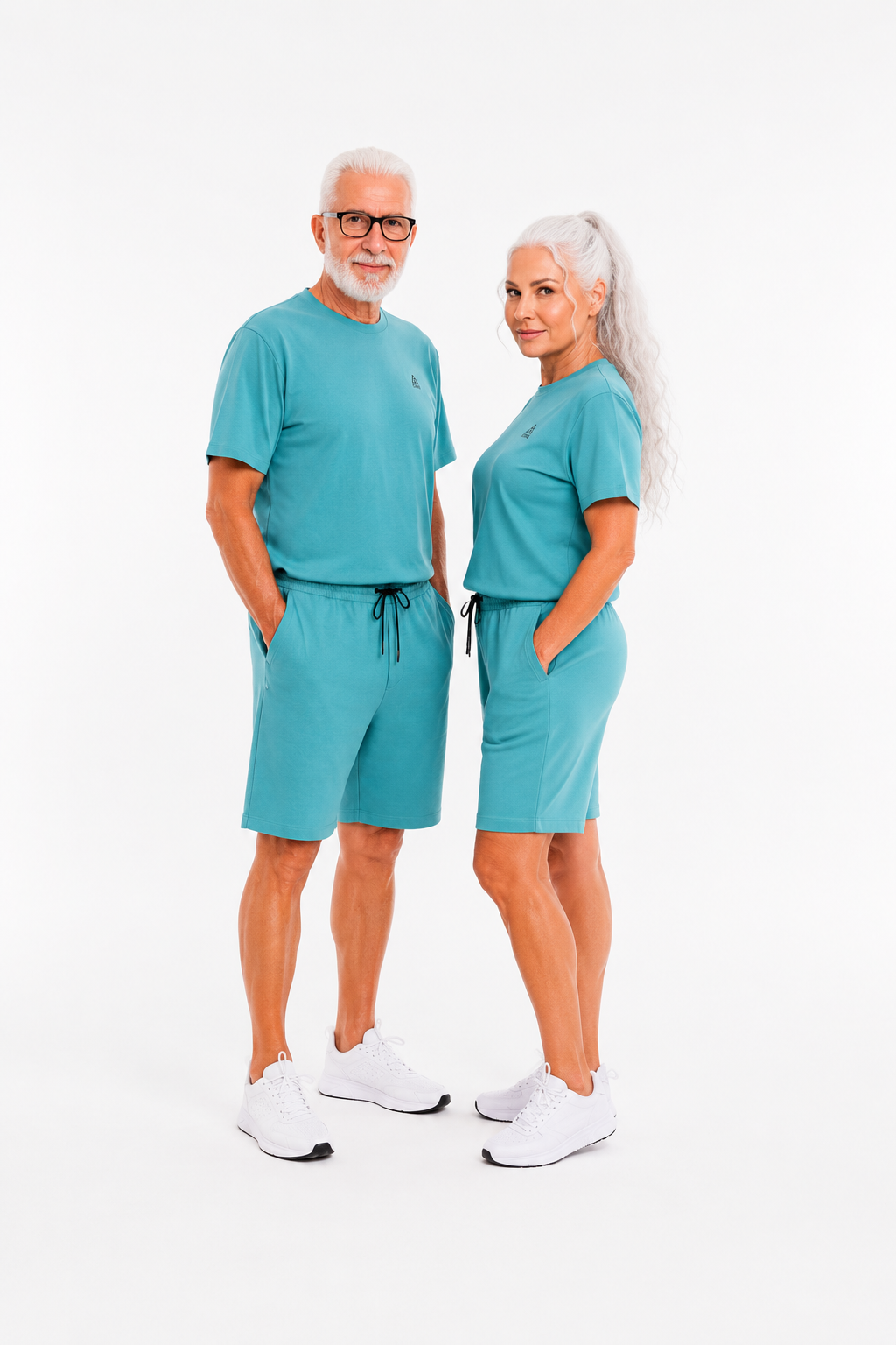 ComfortCure Adaptiver Kurzarm-Pflegeoverall für die Alzheimer- und Demenzpflege, Grün, Vorderansicht zweier Modelle nebeneinander