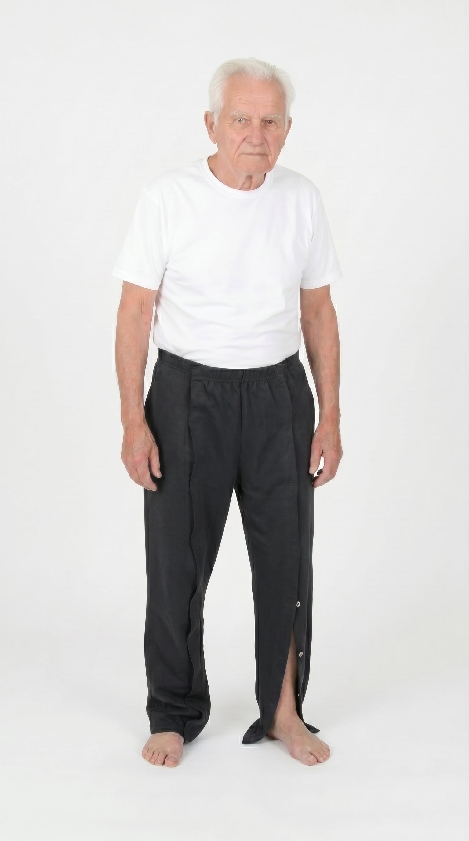 ComfortCure Adaptive Pflegehose für bettlägerige Patienten mit Klettverschluss, Schwarz, Vorderansicht, Beinöffnung unten mit Druckknöpfen geöffnet