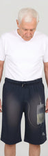 ComfortCure Adaptive Pflegeshorts für Prostatapatienten (mit Beintaschen), Schwarz, Vorderansicht mit Röntgenansicht des Urinbeutels in der Beintasche