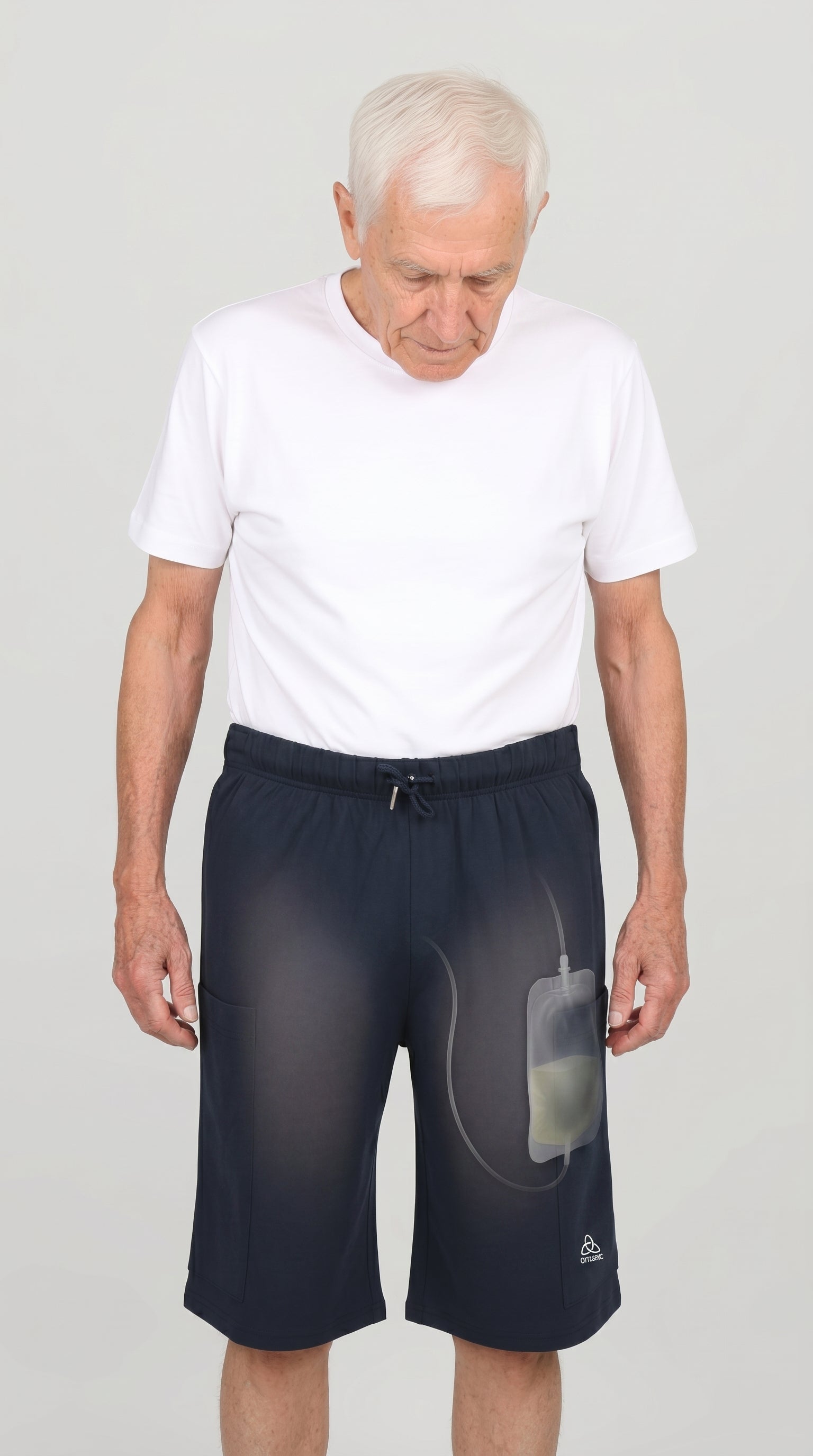 ComfortCure Adaptive Pflegeshorts für Prostatapatienten (mit Beintaschen), Schwarz, Vorderansicht mit Röntgenansicht des Urinbeutels in der Beintasche