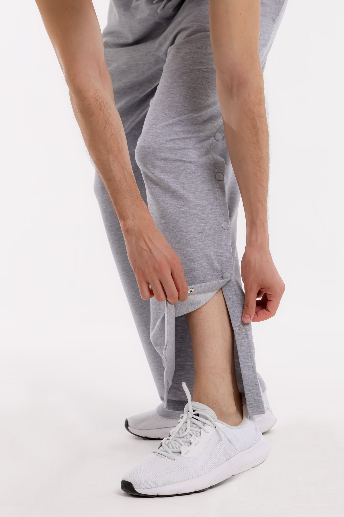 ComfortCure Adaptive Orthopädie-Pflegehose - mit Druckknöpfen, Grau meliert, Detailansicht, Druckknöpfe am Bein werden geöffnet