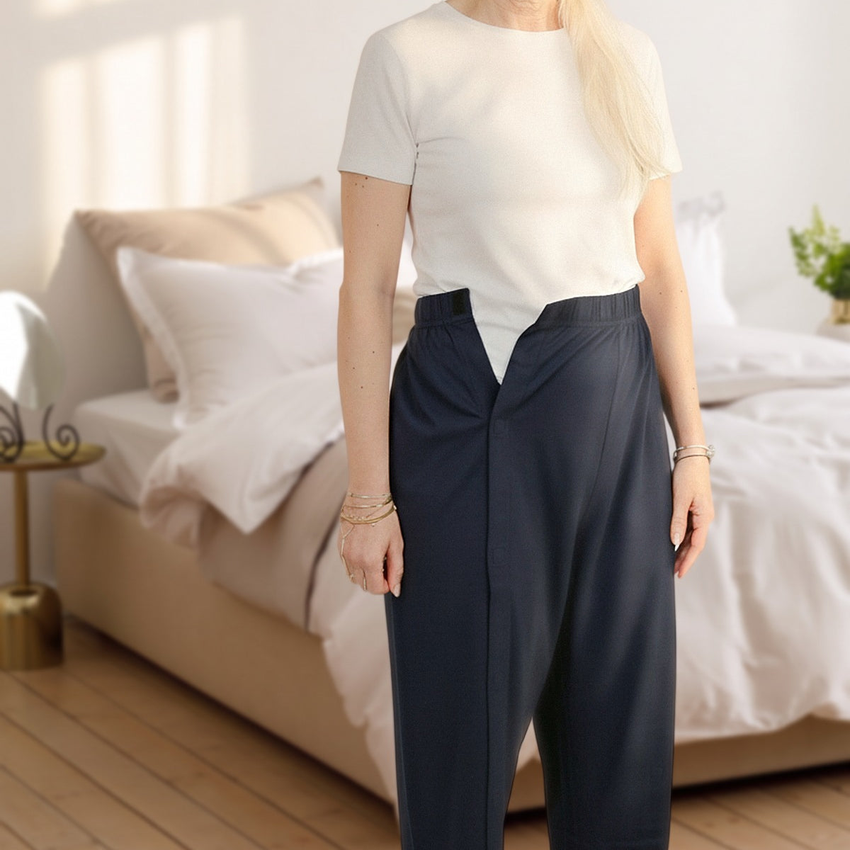 ComfortCure Adaptive Pflegehose für bettlägerige Patienten mit Klettverschluss, Navy, Vorderansicht im Schlafzimmer, Klettbund vorne geöffnet
