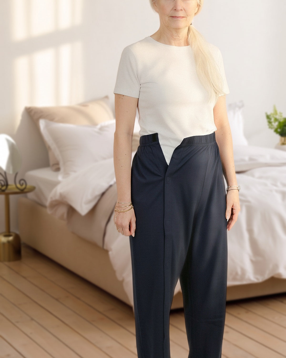 ComfortCure Adaptive Pflegehose für bettlägerige Patienten mit Klettverschluss, Navy, Vorderansicht im Schlafzimmer, Klettbund vorne geöffnet
