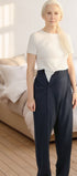 ComfortCure Adaptive Pflegehose für bettlägerige Patienten mit Klettverschluss, Navy, Vorderansicht im Schlafzimmer, Klettbund vorne geöffnet