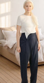 ComfortCure Adaptive Pflegehose für bettlägerige Patienten mit Klettverschluss, Navy, Vorderansicht im Schlafzimmer, Klettbund vorne geöffnet