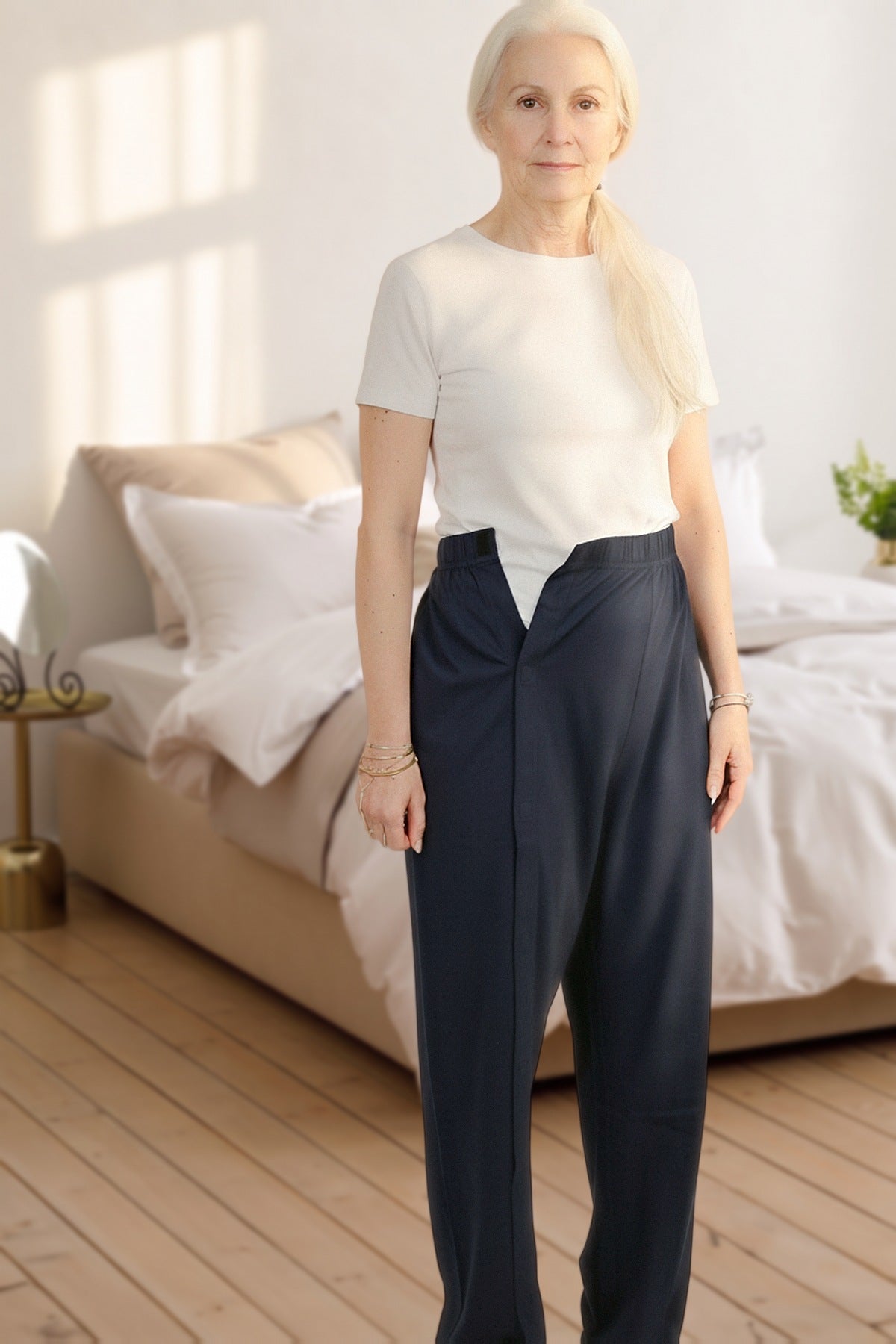 ComfortCure Adaptive Pflegehose für bettlägerige Patienten mit Klettverschluss, Navy, Vorderansicht im Schlafzimmer, Klettbund vorne geöffnet