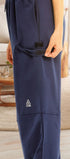 ComfortCure Adaptive Pflegehose für Prostatapatienten mit Beintaschen, Navy, Seitenansicht im Wohnzimmer, Beintasche mit Klettlasche