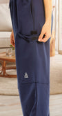 ComfortCure Adaptive Pflegehose für Prostatapatienten mit Beintaschen, Navy, Seitenansicht im Wohnzimmer, Beintasche mit Klettlasche