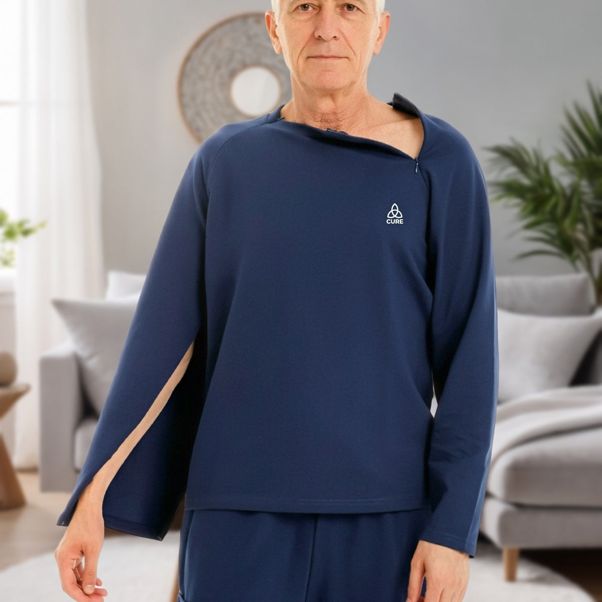 ComfortCure Adaptives Pflegeoberteil mit Port- und Dialysezugang, Navy, Vorderansicht im Wohnzimmer, Öffnung an Schulter und Ärmel
