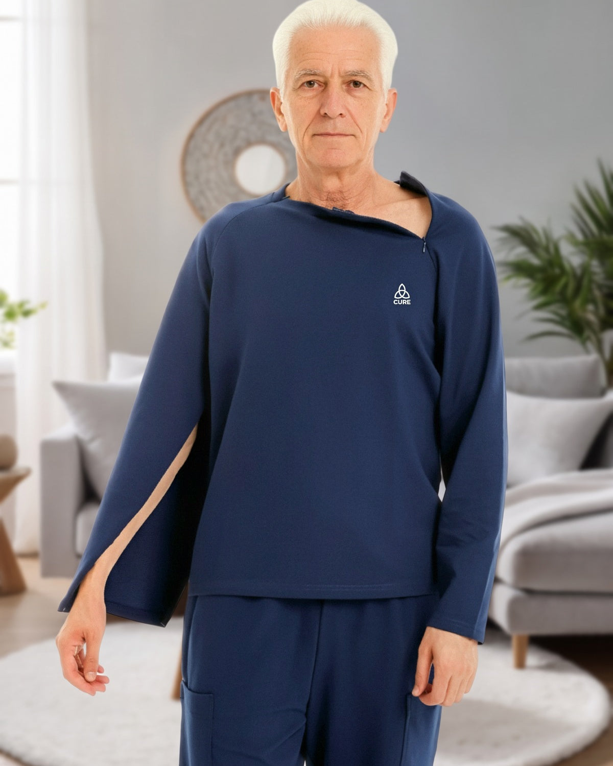 ComfortCure Adaptives Pflegeoberteil mit Port- und Dialysezugang, Navy, Vorderansicht im Wohnzimmer, Öffnung an Schulter und Ärmel