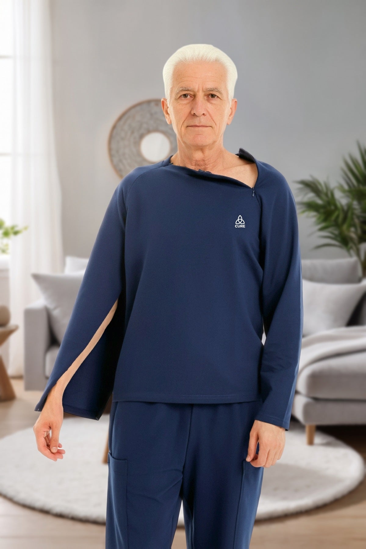 ComfortCure Adaptives Pflegeoberteil mit Port- und Dialysezugang, Navy, Vorderansicht im Wohnzimmer, Öffnung an Schulter und Ärmel