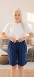 ComfortCure Adaptive Pflegeshorts für bettlägerige Patienten mit Druckknöpfen, Navy, Vorderansicht im Schlafzimmer