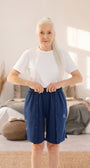 ComfortCure Adaptive Pflegeshorts für bettlägerige Patienten mit Druckknöpfen, Navy, Vorderansicht im Schlafzimmer