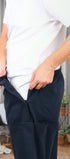 ComfortCure Adaptive Pflegeshorts für Prostatapatienten mit Beintaschen, Schwarz, Seitenansicht, Klettöffnung am Bund und Beintasche