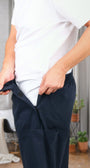 ComfortCure Adaptive Pflegeshorts für Prostatapatienten mit Beintaschen, Schwarz, Seitenansicht, Klettöffnung am Bund und Beintasche
