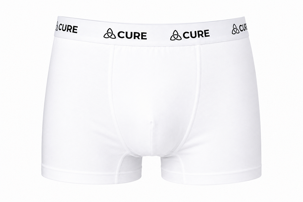 ComfortCure Adaptive auslaufsichere Herren-Boxershorts, Weiß, Vorderansicht mit schwarzem Markenbund und vorderer Kontursteppung