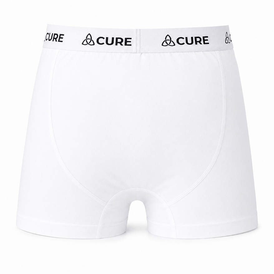 ComfortCure Adaptive auslaufsichere Herren-Boxershorts, Weiß, Vorderansicht mit U-Naht am Vorderteil und Markenbund