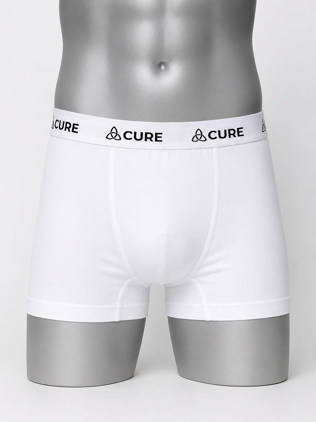 ComfortCure Adaptive auslaufsichere Herren-Boxershorts, Weiß, Vorderansicht auf Torso mit Markenbund