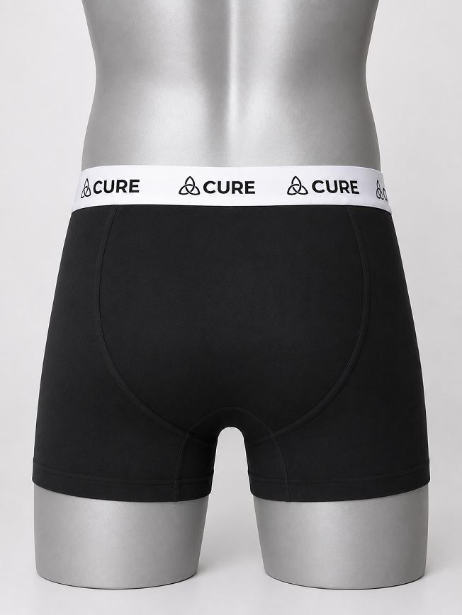 ComfortCure Adaptive auslaufsichere Herren-Boxershorts, Schwarz, Rückansicht auf Torso mit weißem Markenbund