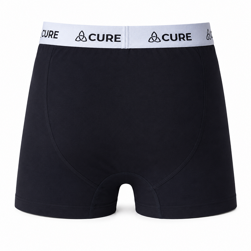 ComfortCure Adaptive auslaufsichere Herren-Boxershorts, Schwarz, Vorderansicht mit weißem Markenbund und U-Naht