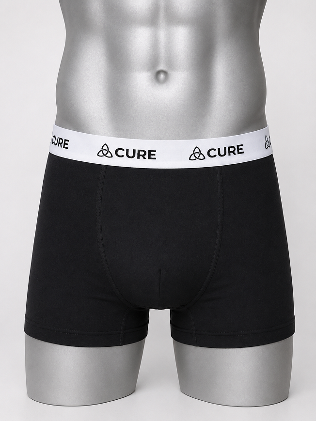 ComfortCure Adaptive auslaufsichere Herren-Boxershorts, Schwarz, Vorderansicht auf Torso mit weißem Markenbund
