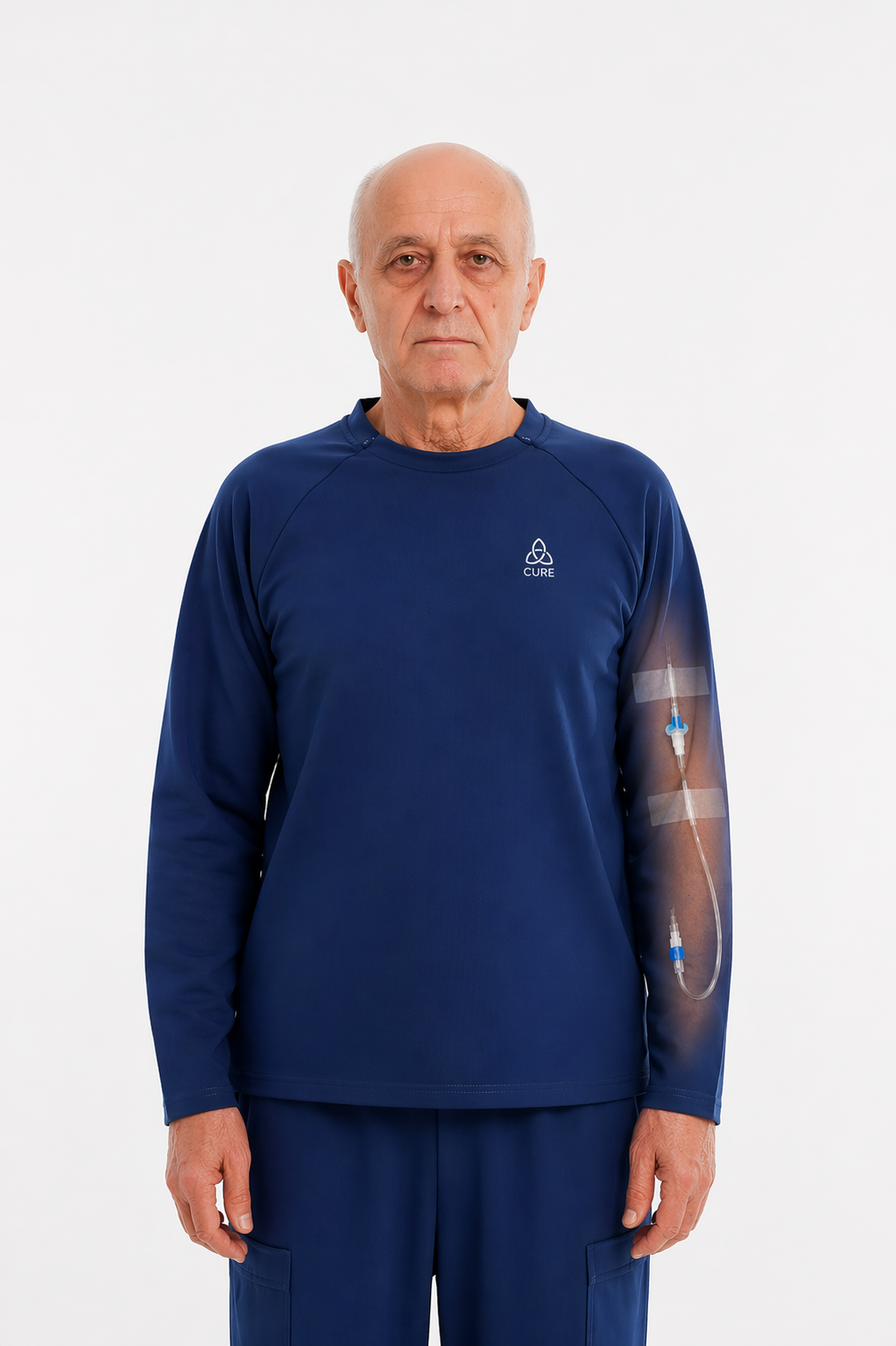 ComfortCure Adaptives Pflegeoberteil mit Port- und Dialysezugang, Navy, Vorderansicht, transparenter Ärmel mit Infusionsleitung am Oberarm