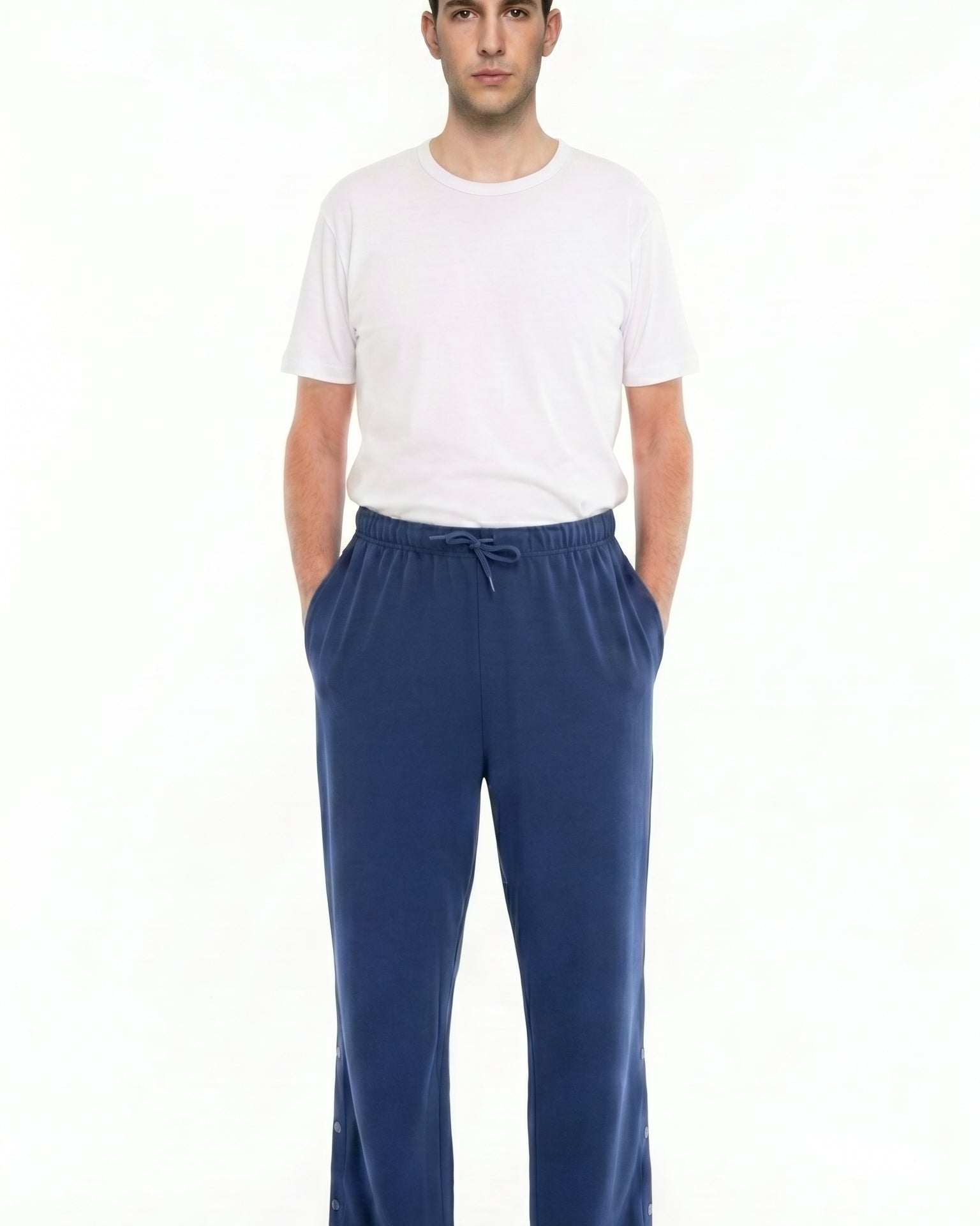 ComfortCure Adaptive Orthopädie-Pflegehose - mit Druckknöpfen, Navy, Ganzkörper-Vorderansicht, Druckknöpfe am Unterschenkel sichtbar, Hände in den Taschen