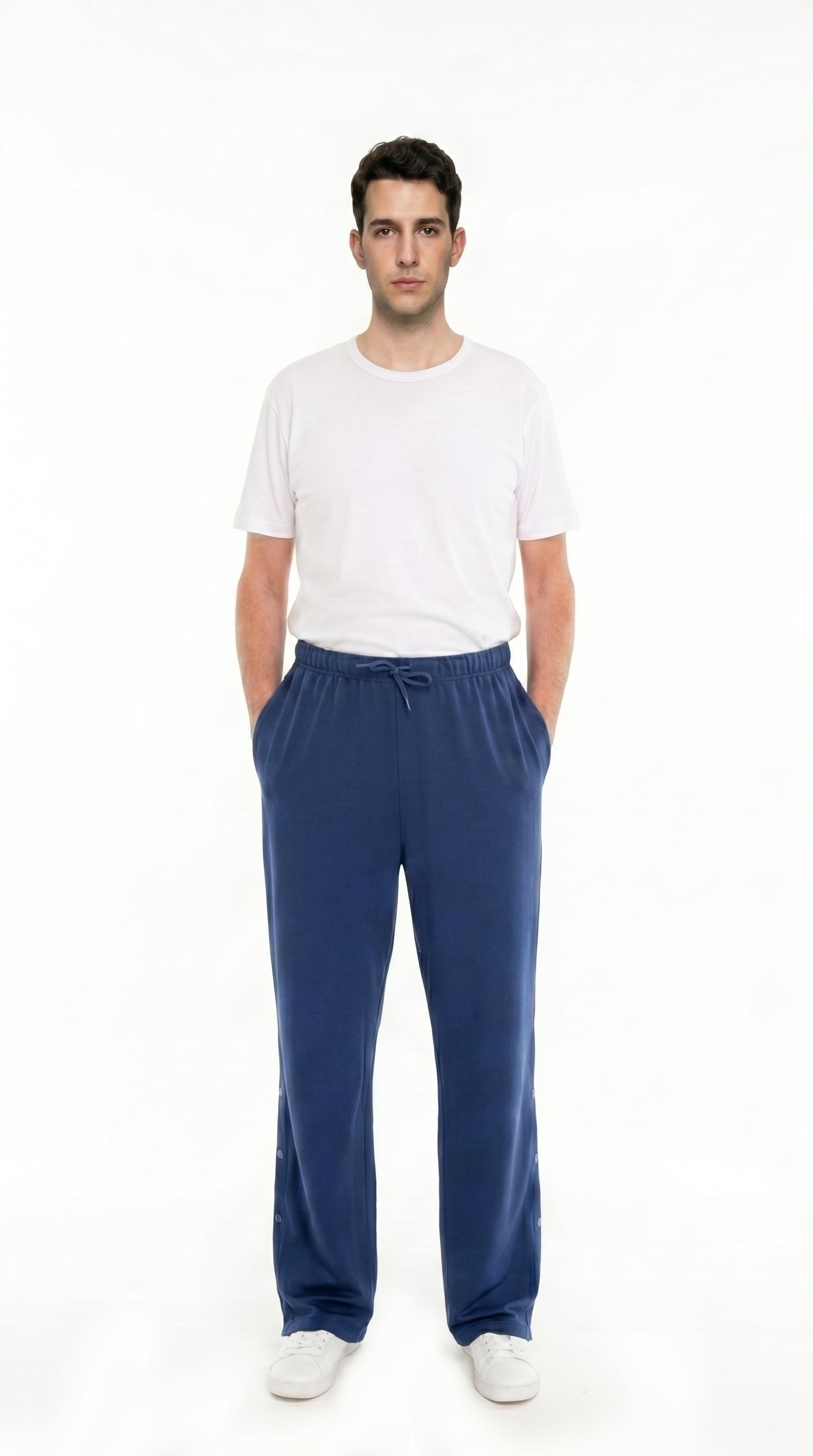 ComfortCure Adaptive Orthopädie-Pflegehose - mit Druckknöpfen, Navy, Ganzkörper-Vorderansicht, Druckknöpfe am Unterschenkel sichtbar, Hände in den Taschen