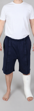 ComfortCure Adaptive Pflegeshorts für bettlägerige Patienten - Klettverschluss, vorne komplett zu öffnen, Navy, Vorderansicht geschlossen mit Gips am linken Unterschenkel
