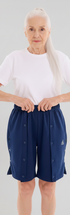 ComfortCure Adaptive Pflegeshorts für bettlägerige Patienten - mit Druckknöpfen, Navy, Vorderansicht mit geschlossenen Druckknöpfen, Hände am Bund