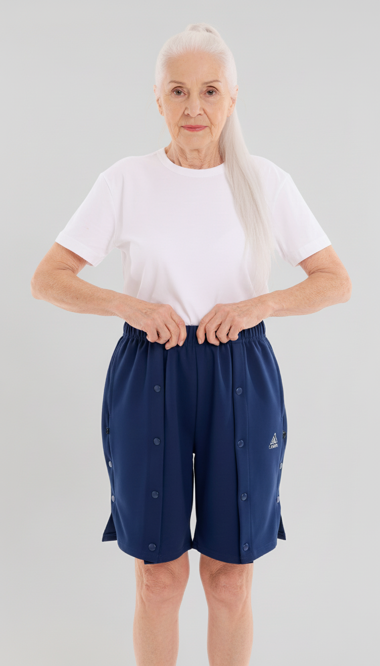 ComfortCure Adaptive Pflegeshorts für bettlägerige Patienten - mit Druckknöpfen, Navy, Vorderansicht mit geschlossenen Druckknöpfen, Hände am Bund