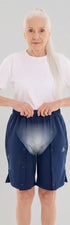 ComfortCure Adaptive Pflegeshorts für bettlägerige Patienten - mit Druckknöpfen, Navy, Vorderansicht mit transparenter Einblendung der Inkontinenzvorlage, Hände am Bund