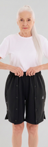 ComfortCure Adaptive Pflegeshorts für bettlägerige Patienten - mit Druckknöpfen, Grau meliert, Vorderansicht mit geschlossenen Druckknöpfen, Hände am Bund
