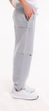ComfortCure Adaptive Pflegehose für Prostatapatienten (mit Beintaschen), Grau meliert, Seitenansicht mit Beintasche, Hand in der Seitentasche