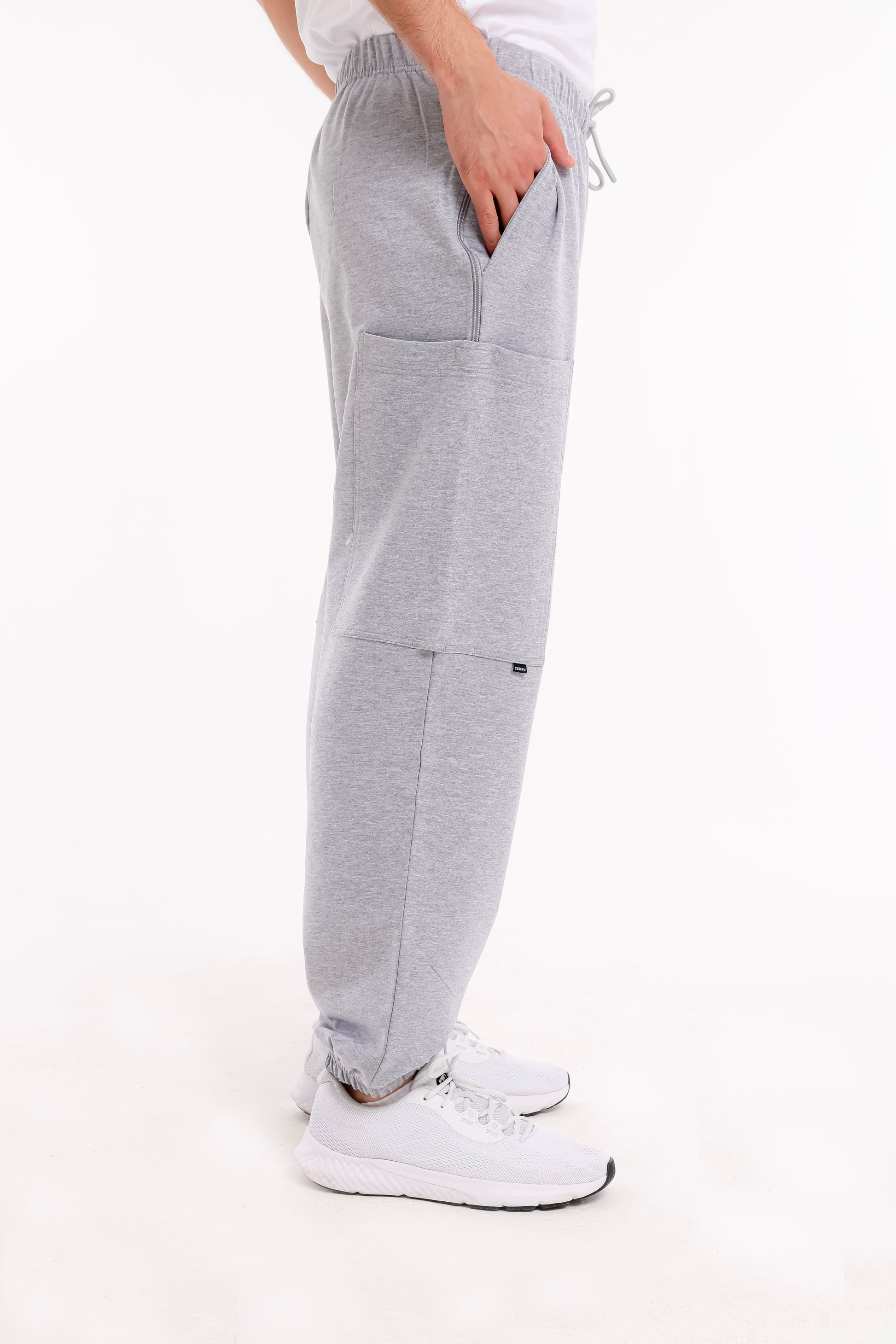 ComfortCure Adaptive Pflegehose für Prostatapatienten (mit Beintaschen), Grau meliert, Seitenansicht mit Beintasche, Hand in der Seitentasche