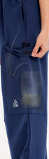 ComfortCure Adaptive Pflegehose für Prostatapatienten (mit Beintaschen), Navy, Seitenansicht, Hand öffnet Klettklappe der Beintasche, Röntgenansicht mit Urinbeutel