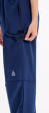 ComfortCure Adaptive Pflegehose für Prostatapatienten (mit Beintaschen), Navy, Detailansicht, Hand öffnet Klettklappe der Beintasche