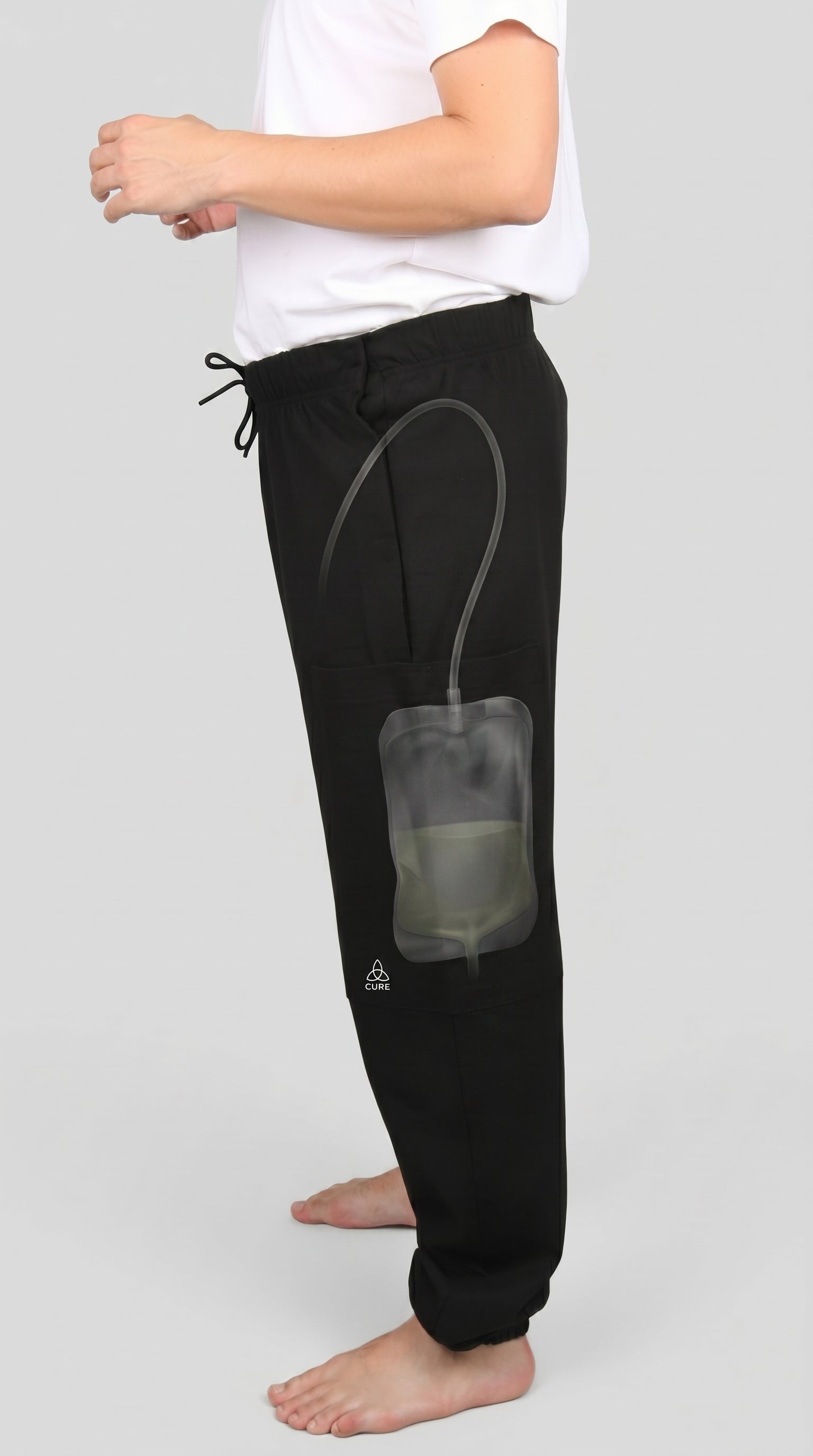 ComfortCure Adaptive Pflegehose für Prostatapatienten (mit Beintaschen), Schwarz, Seitenansicht der Beintasche mit Röntgenansicht des Urinbeutels