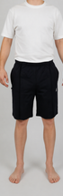 ComfortCure Adaptive Pflegeshorts für bettlägerige Patienten - Klettverschluss, vorne komplett zu öffnen, Schwarz, Vorderansicht, Shorts geschlossen mit Klettnähten vorn