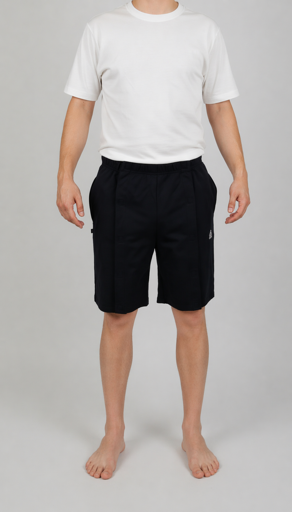 ComfortCure Adaptive Pflegeshorts für bettlägerige Patienten - Klettverschluss, vorne komplett zu öffnen, Schwarz, Vorderansicht, Shorts geschlossen mit Klettnähten vorn